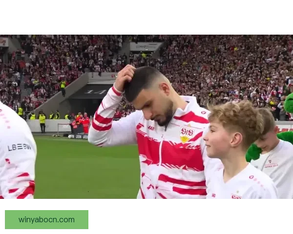 斯图加特球迷愤怒抛折叠椅事件引发多特球员受惊风波